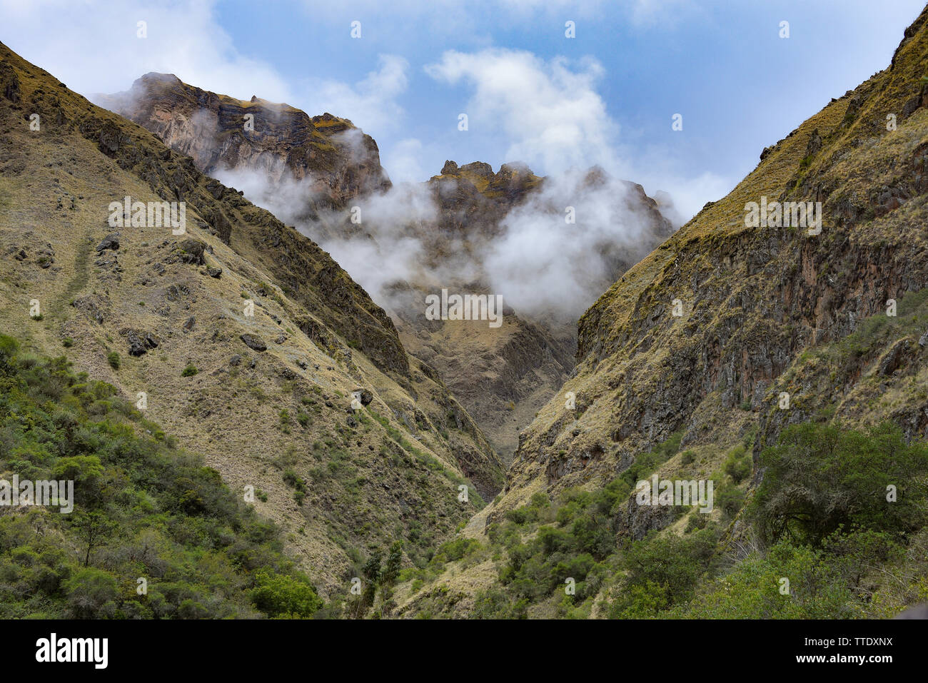 Andean mountain scenery in the Silke Valley. Ancascocha Trek, Cusco, Peru Stock Photo