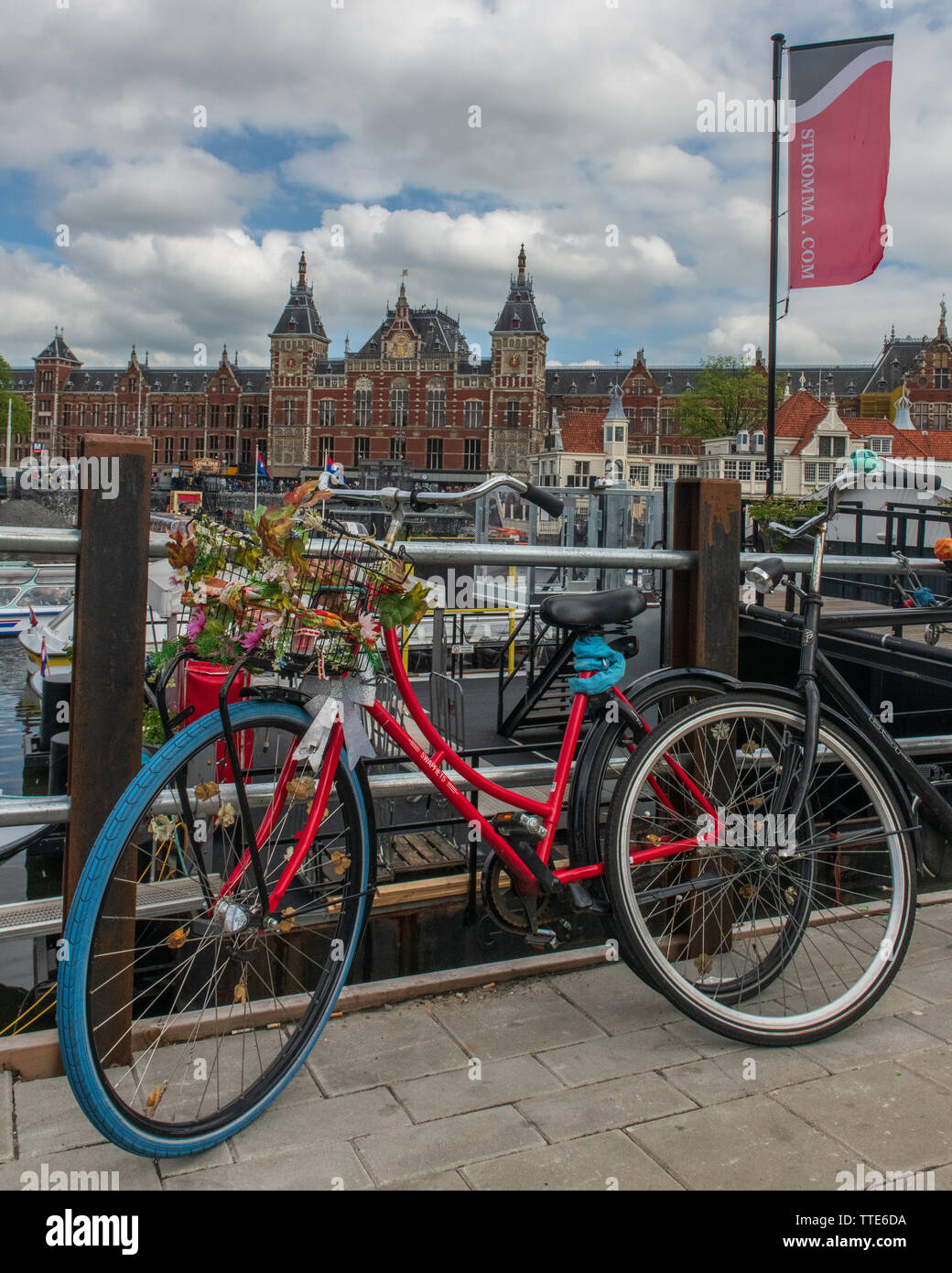 Amsterdam centraal bike hires stock photography and images Alamy