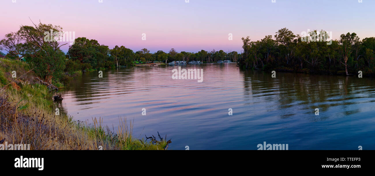 Looking upstream towards Gol Gol. Murray River bathed in the afterglow of sunset. Stock Photo
