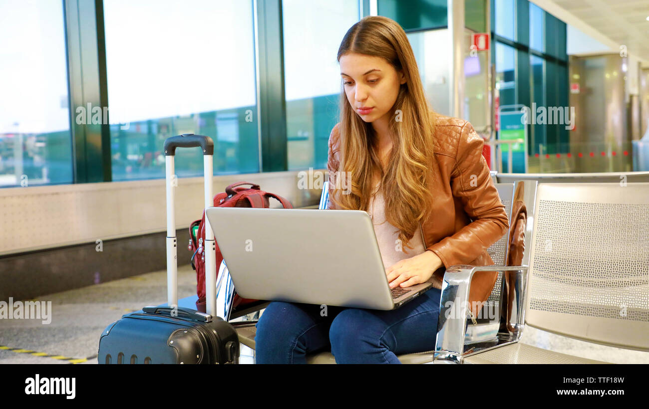 Bag laptop airport hi-res stock photography and images - Alamy