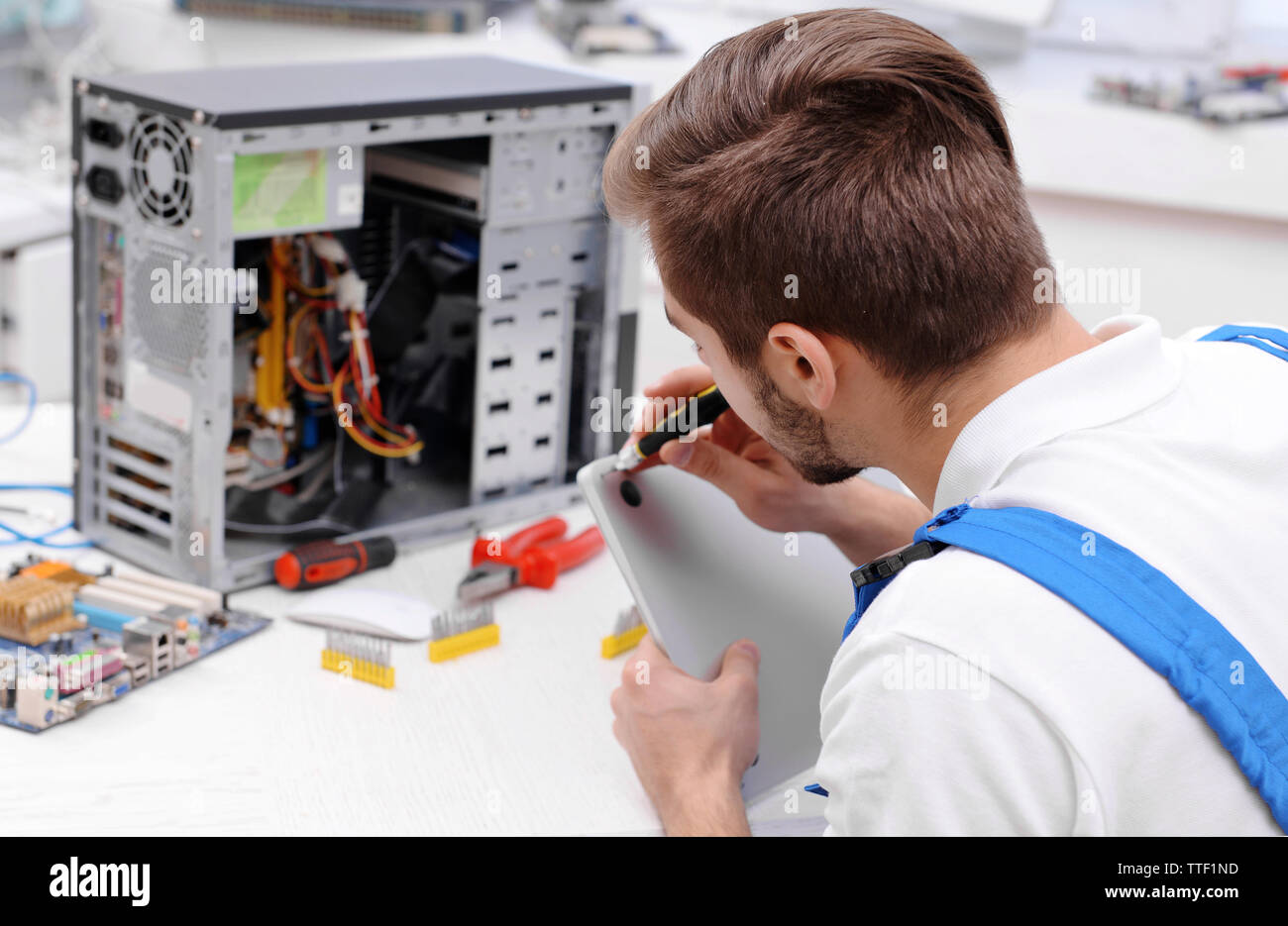 Repairer working hi-res stock photography and images - Alamy