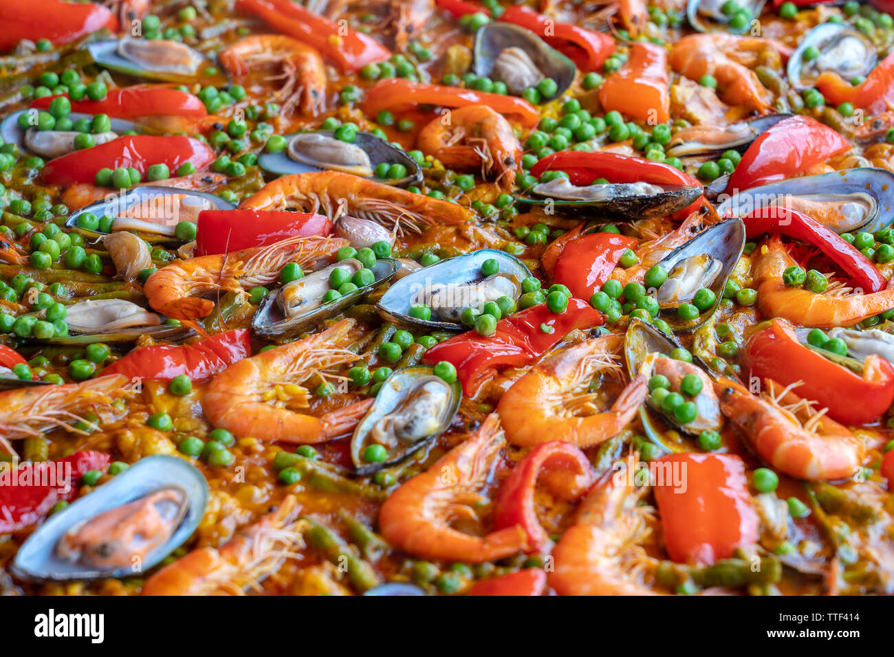 Spanish seafood paella in fry pan with mussels, shrimps and vegetables.  Seafood paella background, close up, traditional spanish rice dish Stock  Photo - Alamy