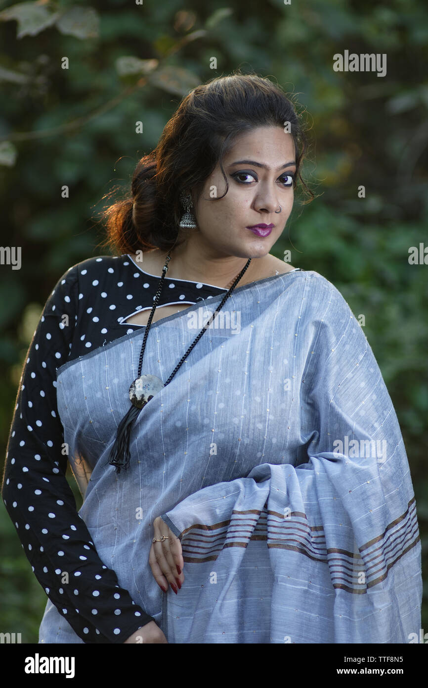 Young Bengali lady wearing Indian traditional sari Stock Photo - Alamy