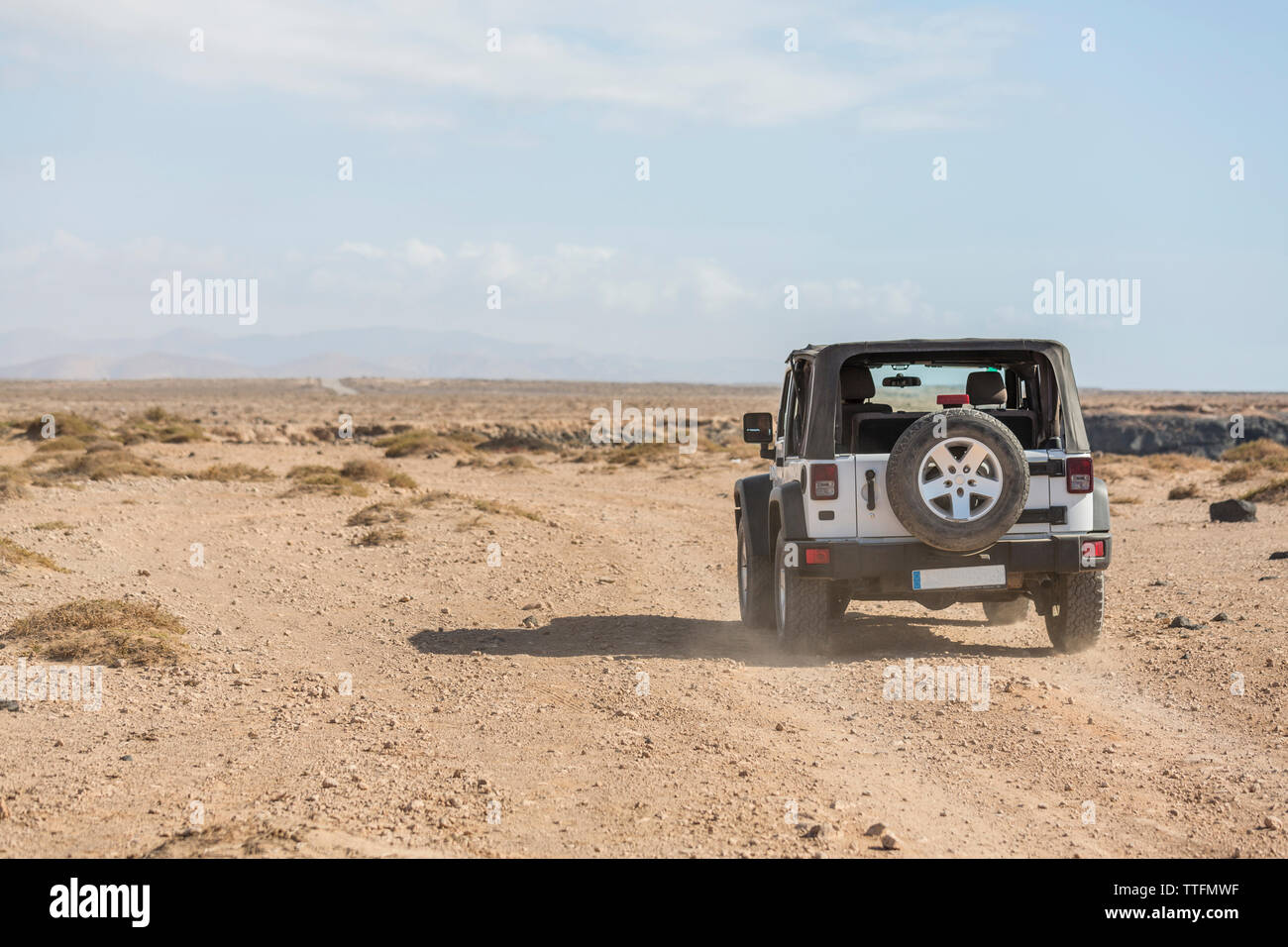 White jeep hi-res stock photography and images - Alamy