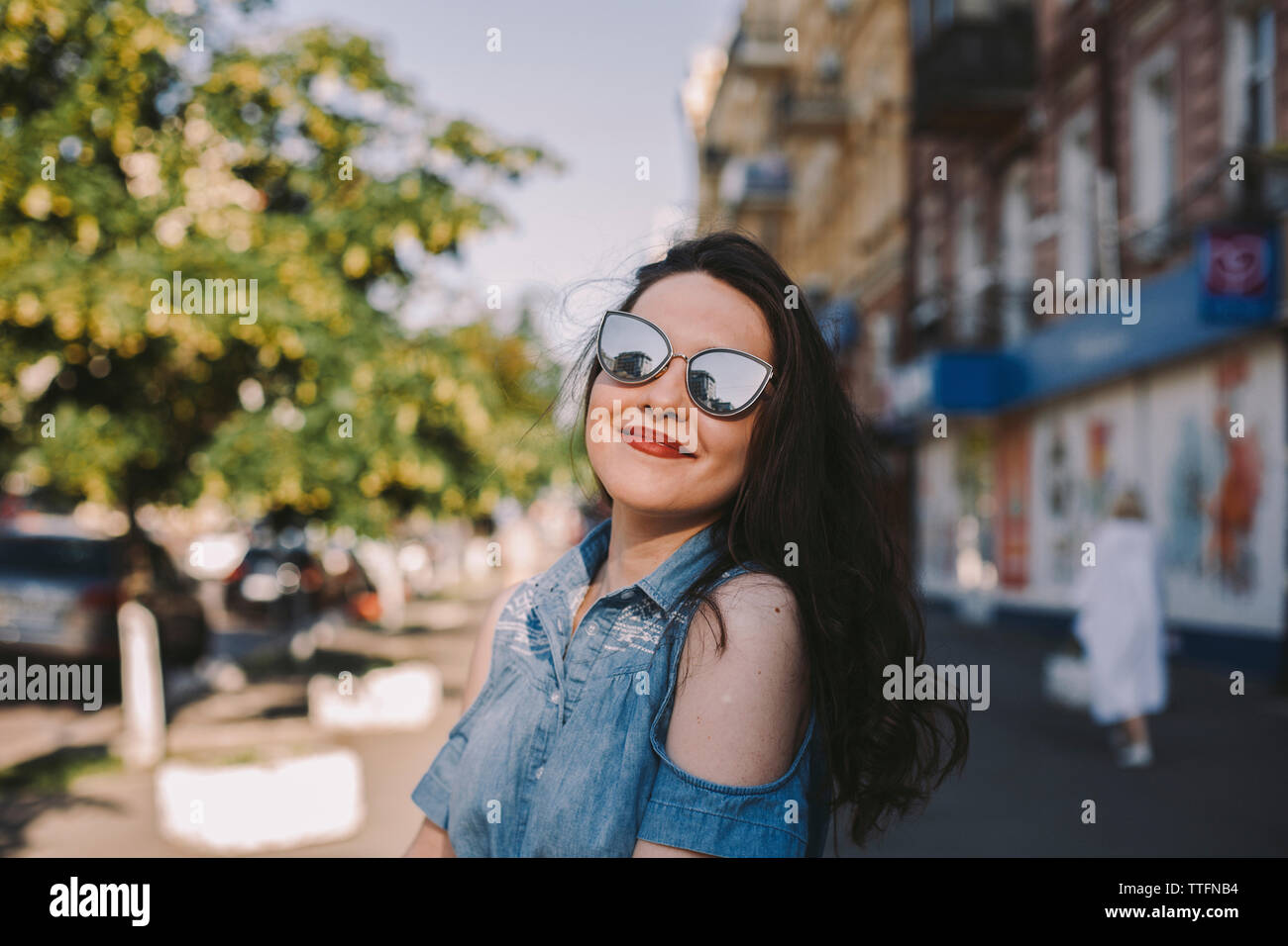 Woman with sunglasses in the city hi-res stock photography and images ...