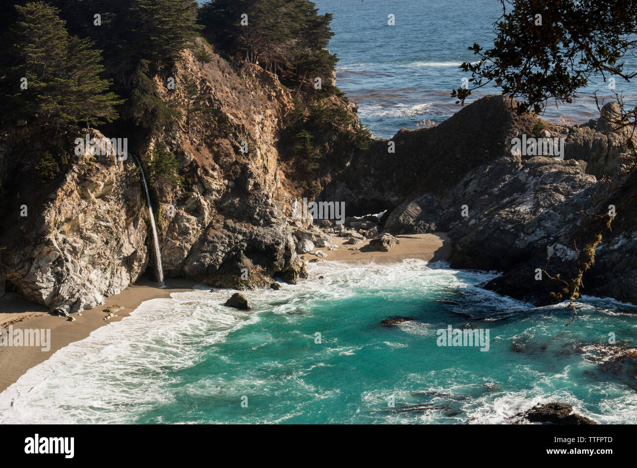 Rock formations at beach hi-res stock photography and images - Alamy