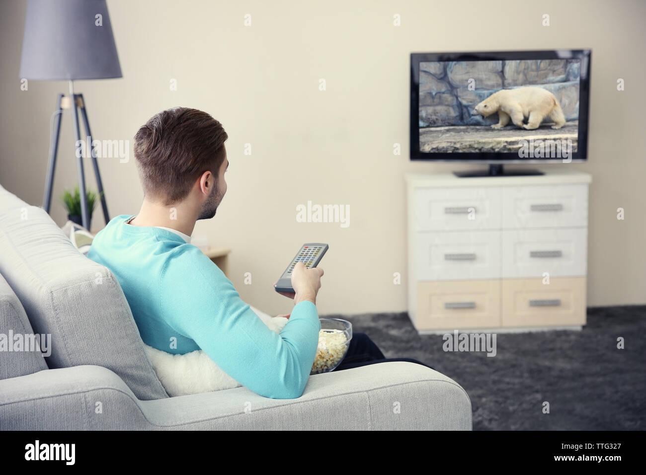 Человек телевизор. Дитя и телевизор. Семья у телевизора. Человек телевизор. Телевизор.