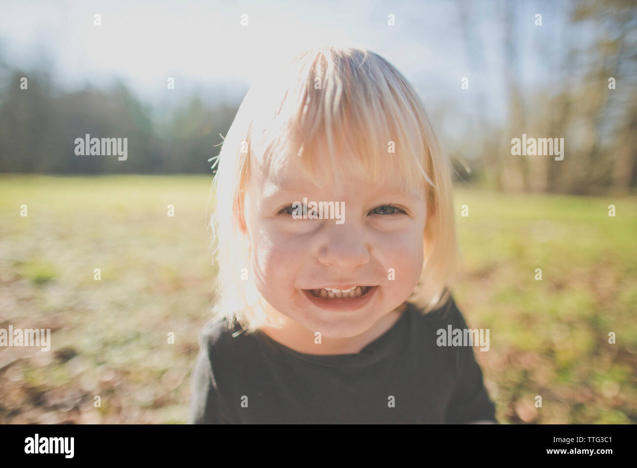 Portrait of a young girl smiling outdoors Stock Photo - Alamy