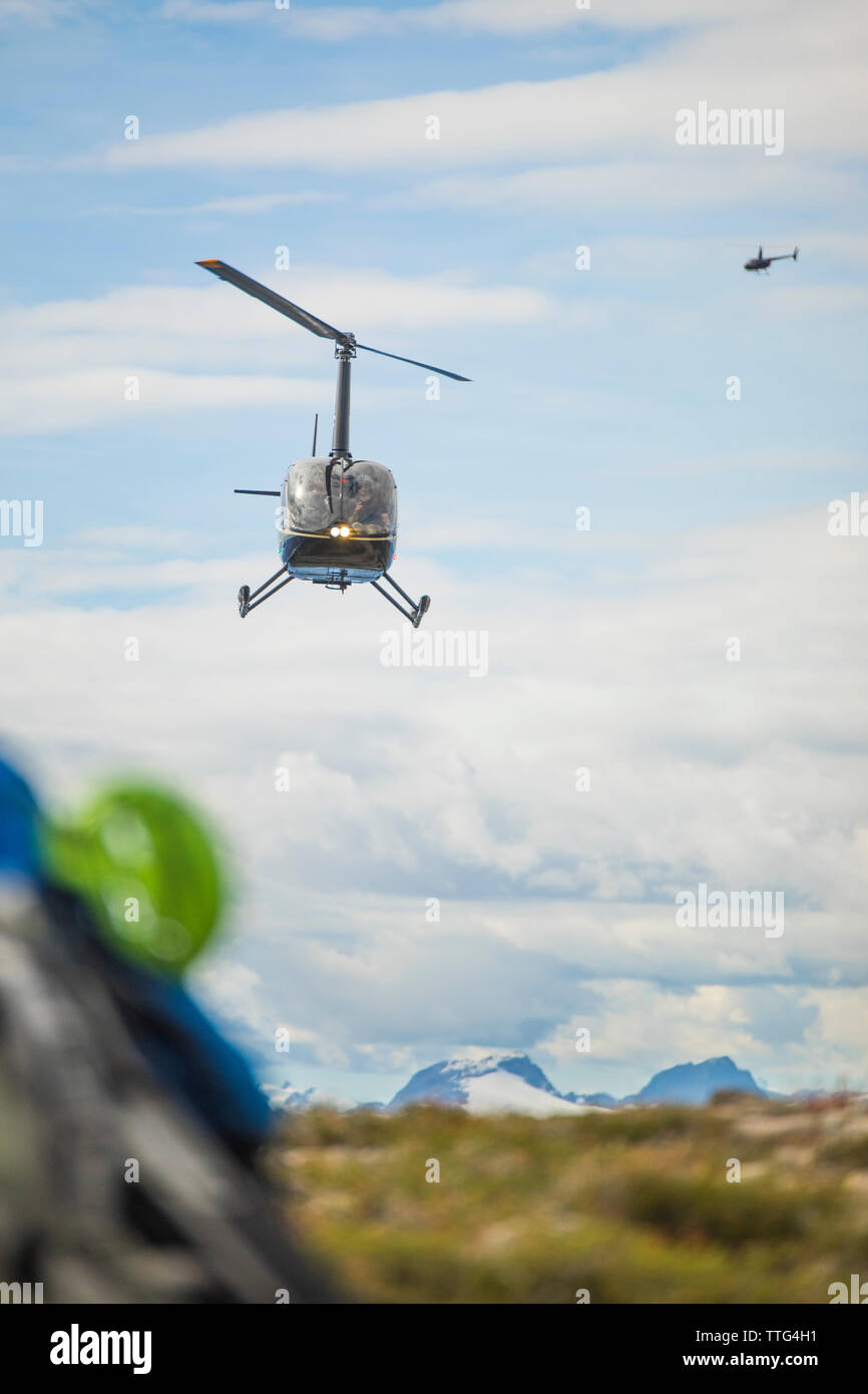 Helicopters flying hi-res stock photography and images - Alamy