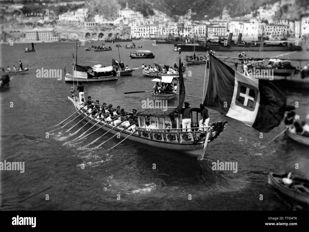 italy, campania, amalfi, a gondola carrying the combat flag on the amalfi warship, 1913 Stock Photo