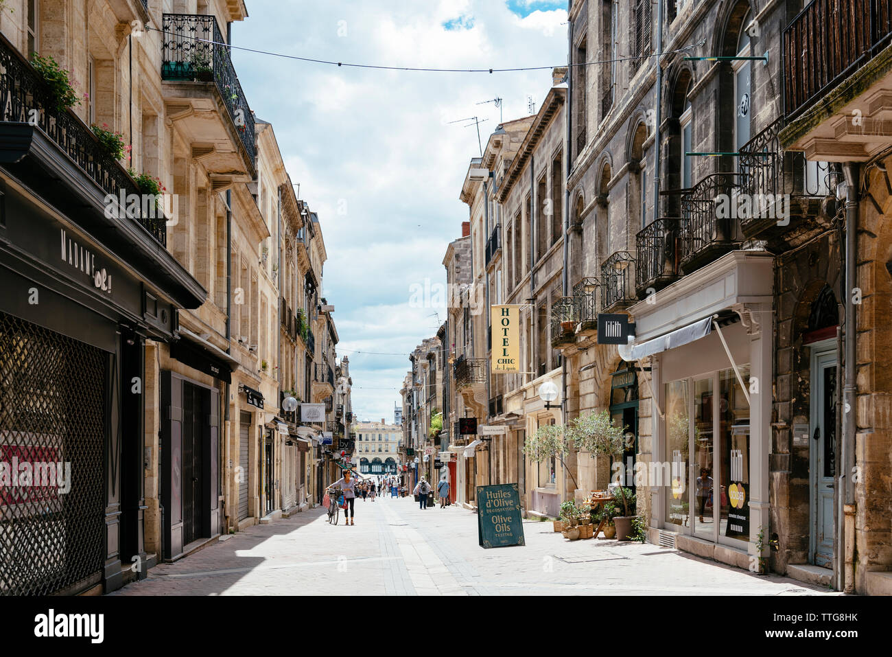 Bordeaux stores hi-res stock photography and images - Alamy