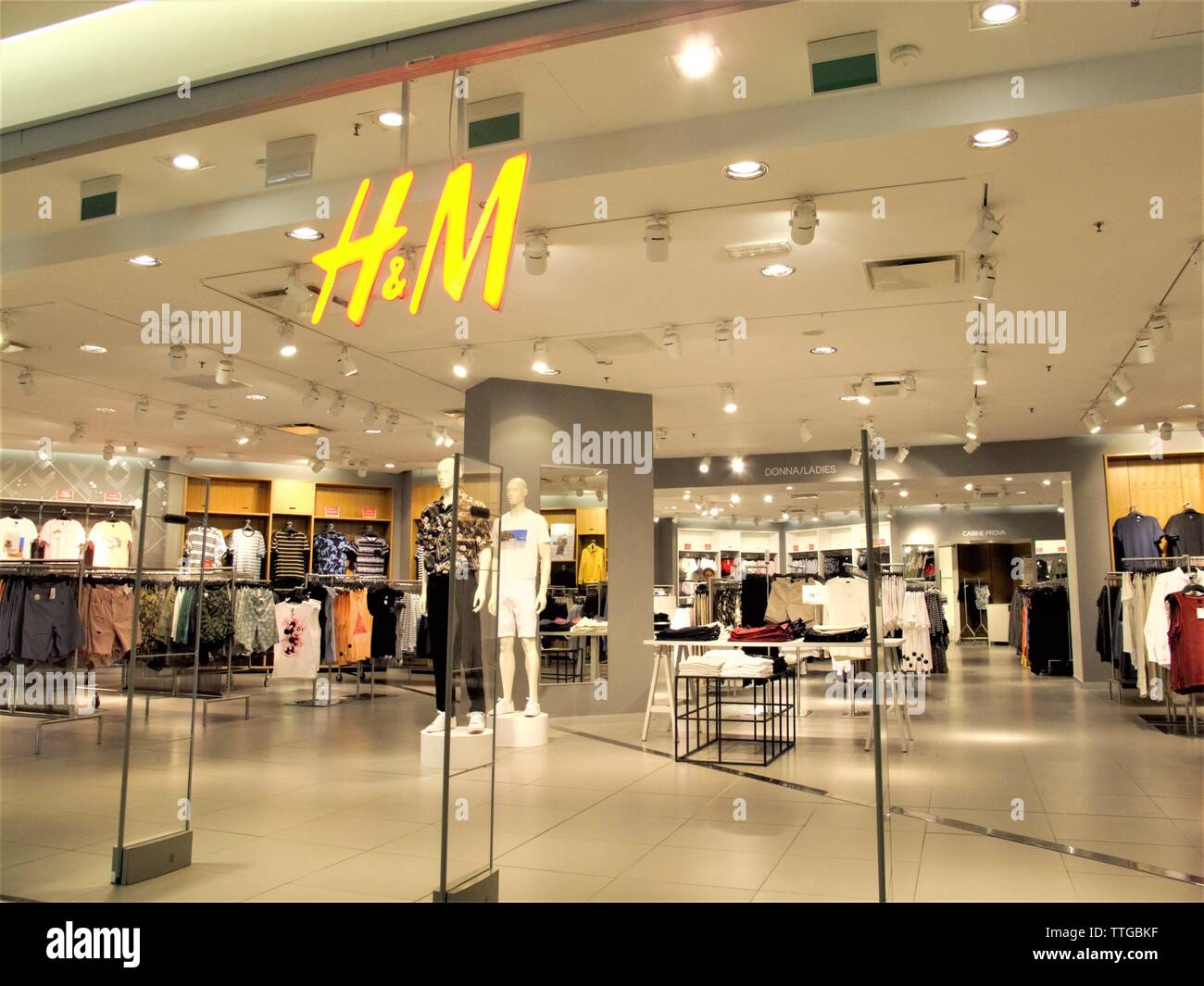 H&M FASHION STORE ENTRANCE IN LEONARSO SHOPPING CENTER IN ROME Stock Photo  - Alamy