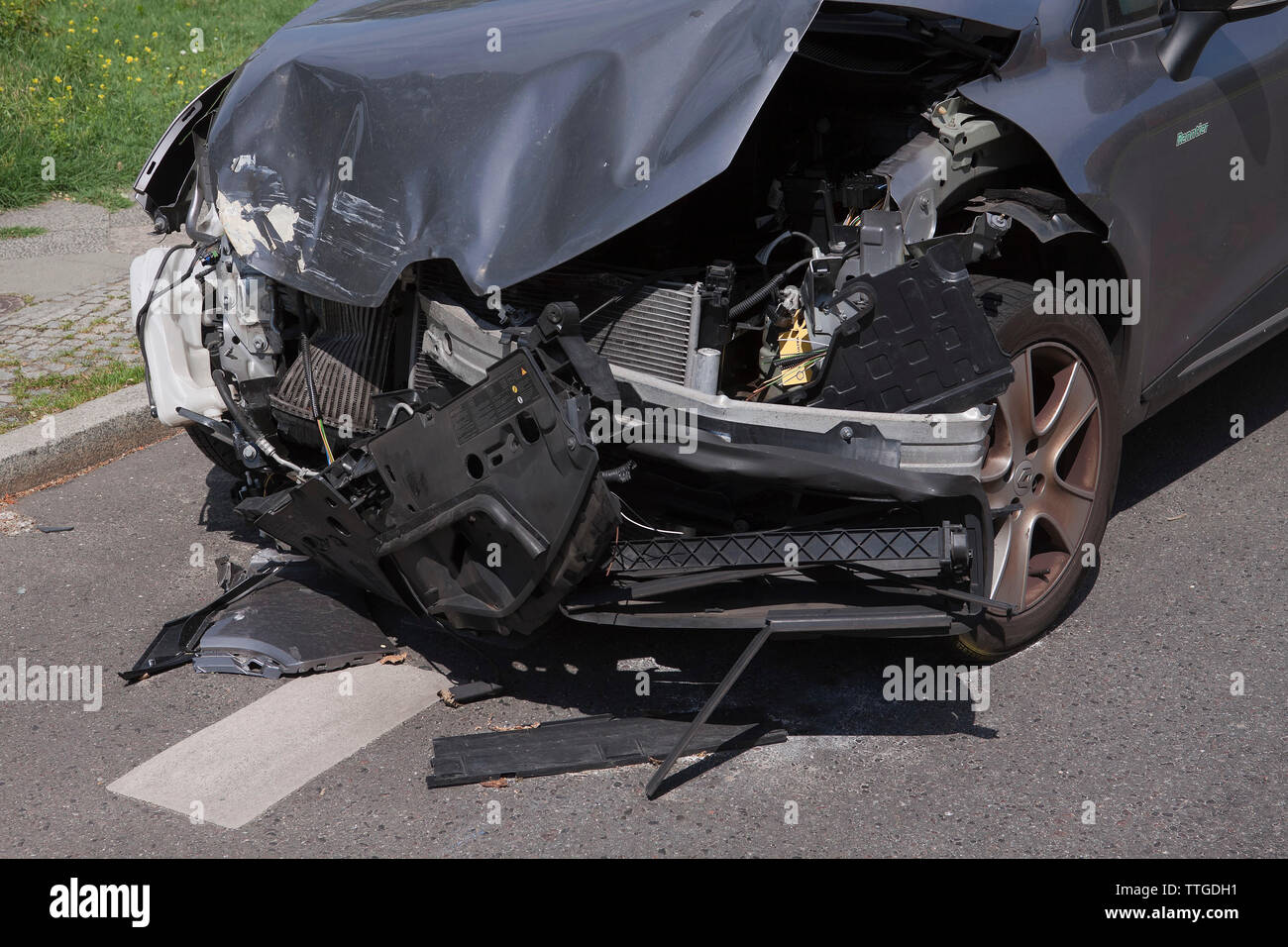 Silver Renault Clio, rear-end accident in Berlin Stock Photo - Alamy