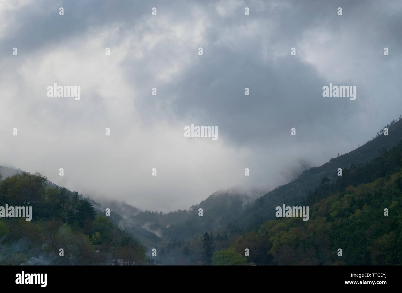 Misty mountain scene hi-res stock photography and images - Alamy