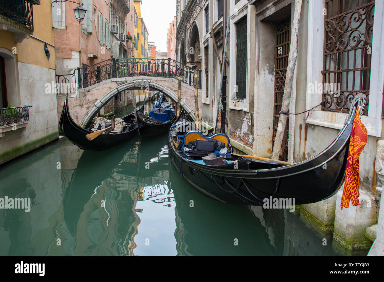 Gondolas narrow canal hi-res stock photography and images - Alamy