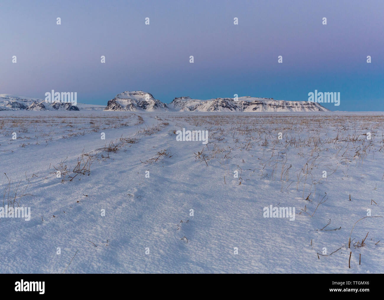 Covered field hi-res stock photography and images - Alamy