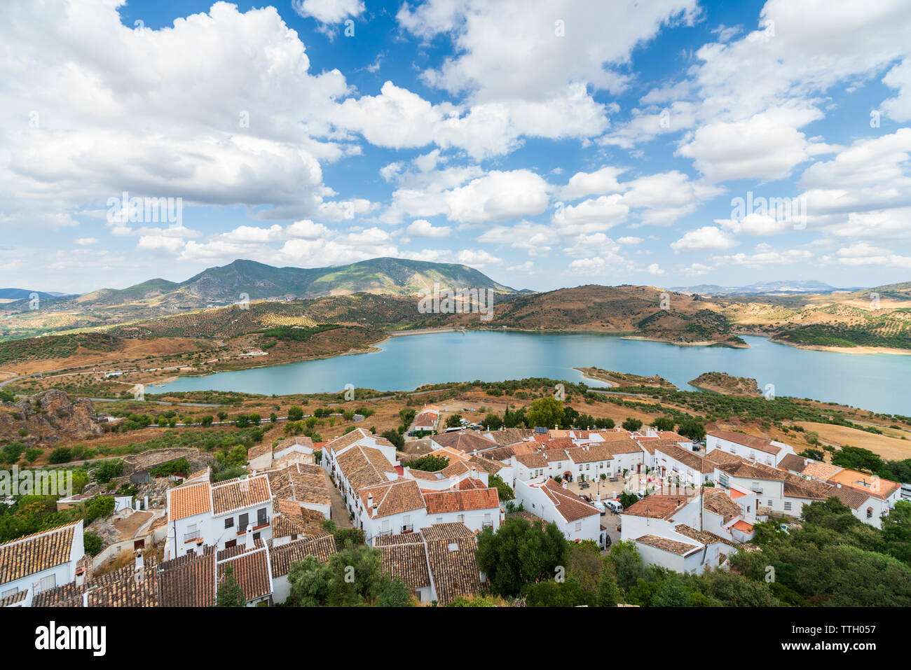 Lago e villaggio arabo, Zahara de la Sierra, Andalusia Stock Photo Alamy