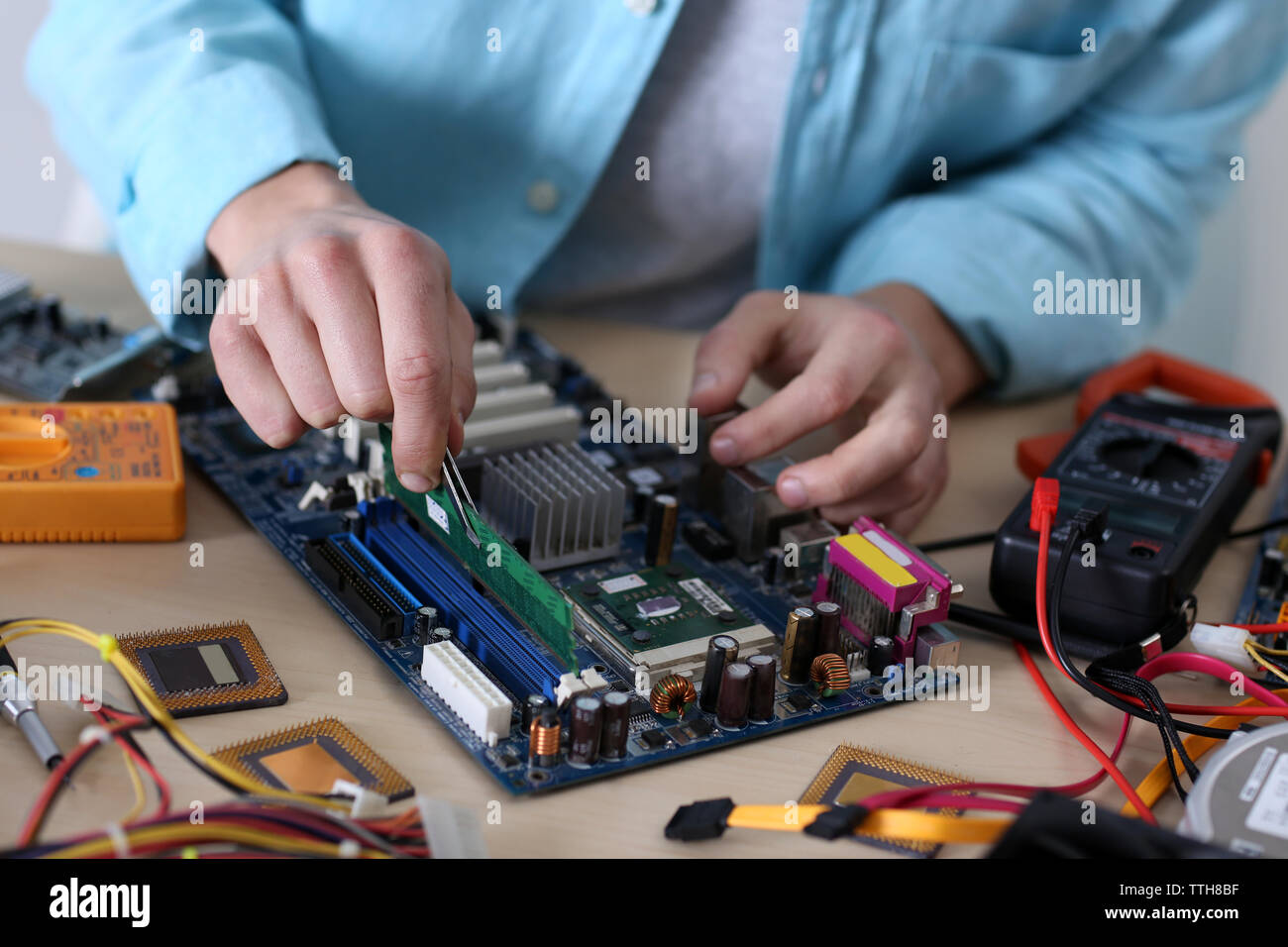 Man repairing computer hardware hi-res stock photography and images - Alamy