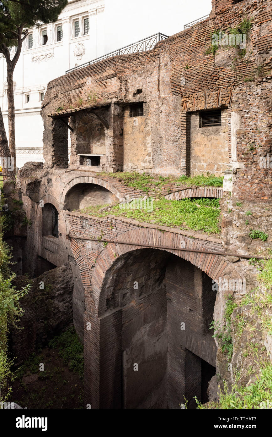 Rome. Italy. Insula dell' Ara Coeli, remains of a Roman apartment block from the 2nd century AD, The shops (tabernae) on the lower level lie nine metr Stock Photo