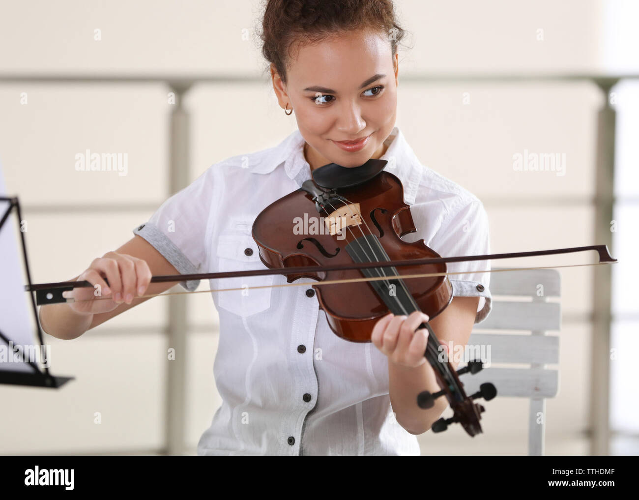 Young girl playing on a violin Stock Photo - Alamy