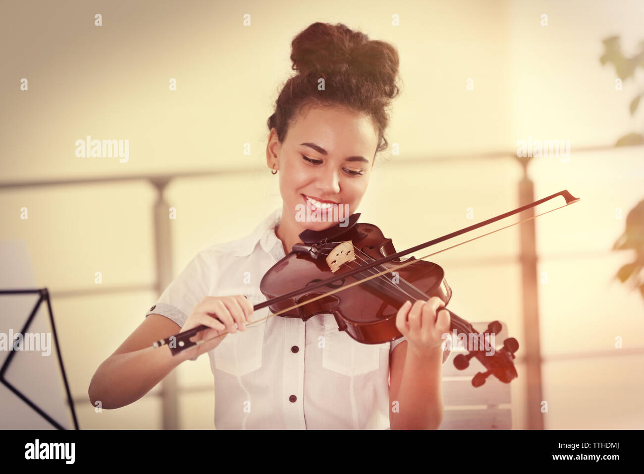 Young girl playing on a violin Stock Photo - Alamy