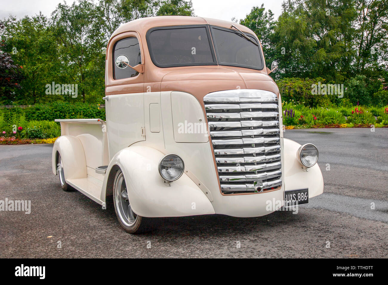1947 40s forties Restored Vintage American Chevy classic, Cream & brown flat-bed USA Chevrolet 5700 cc, (COE); Cab over engine Truck Stock Photo