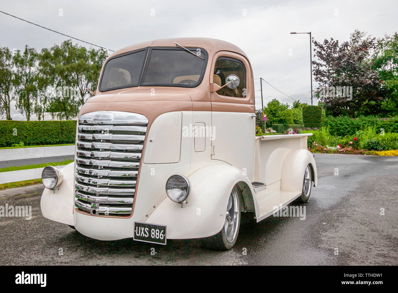 1947 40s forties Restored Vintage American Chevy classic, Cream & brown flat-bed USA Chevrolet 5700 cc, (COE); Cab over engine Truck Stock Photo