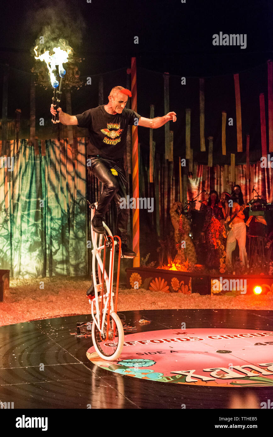 Tweedy the Clown performing in 'Xanadu', the 2019 show by Giffords Circus (UK) Stock Photo