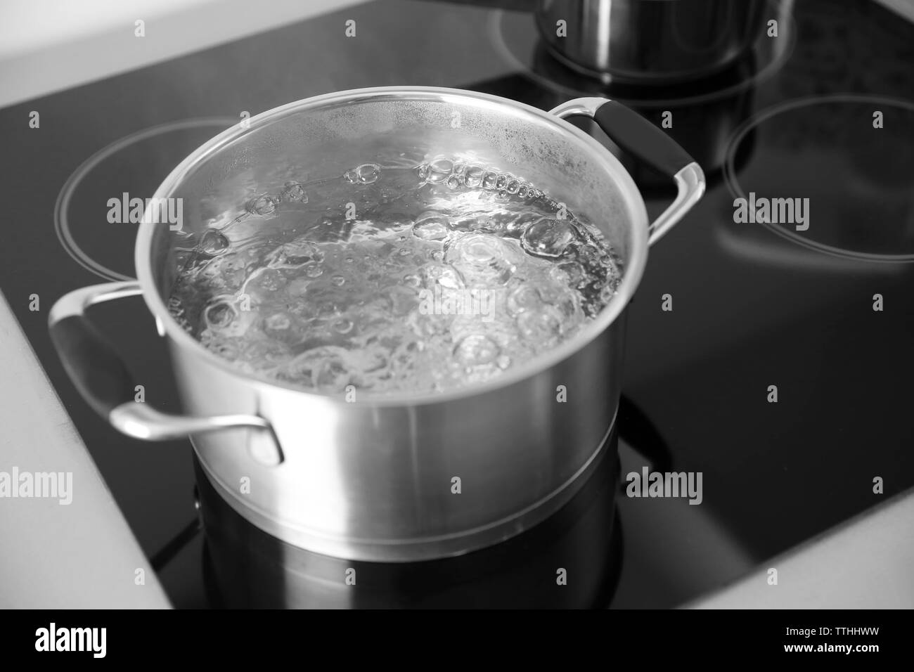 https://c8.alamy.com/comp/TTHHWW/boiling-spaghetti-in-pan-on-electric-stove-in-the-kitchen-TTHHWW.jpg