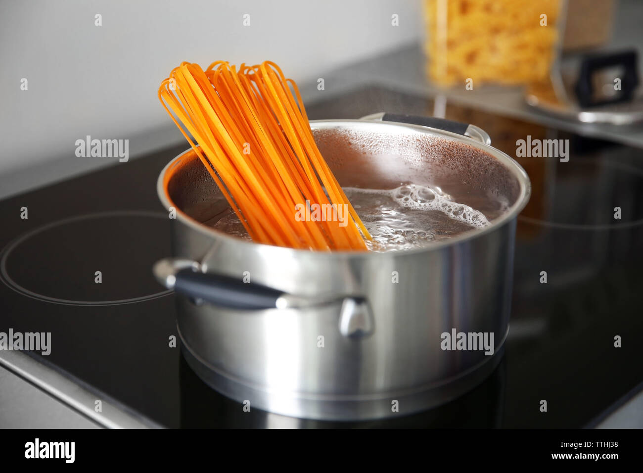 https://c8.alamy.com/comp/TTHJ38/boiling-pasta-in-pan-on-electric-stove-in-the-kitchen-TTHJ38.jpg