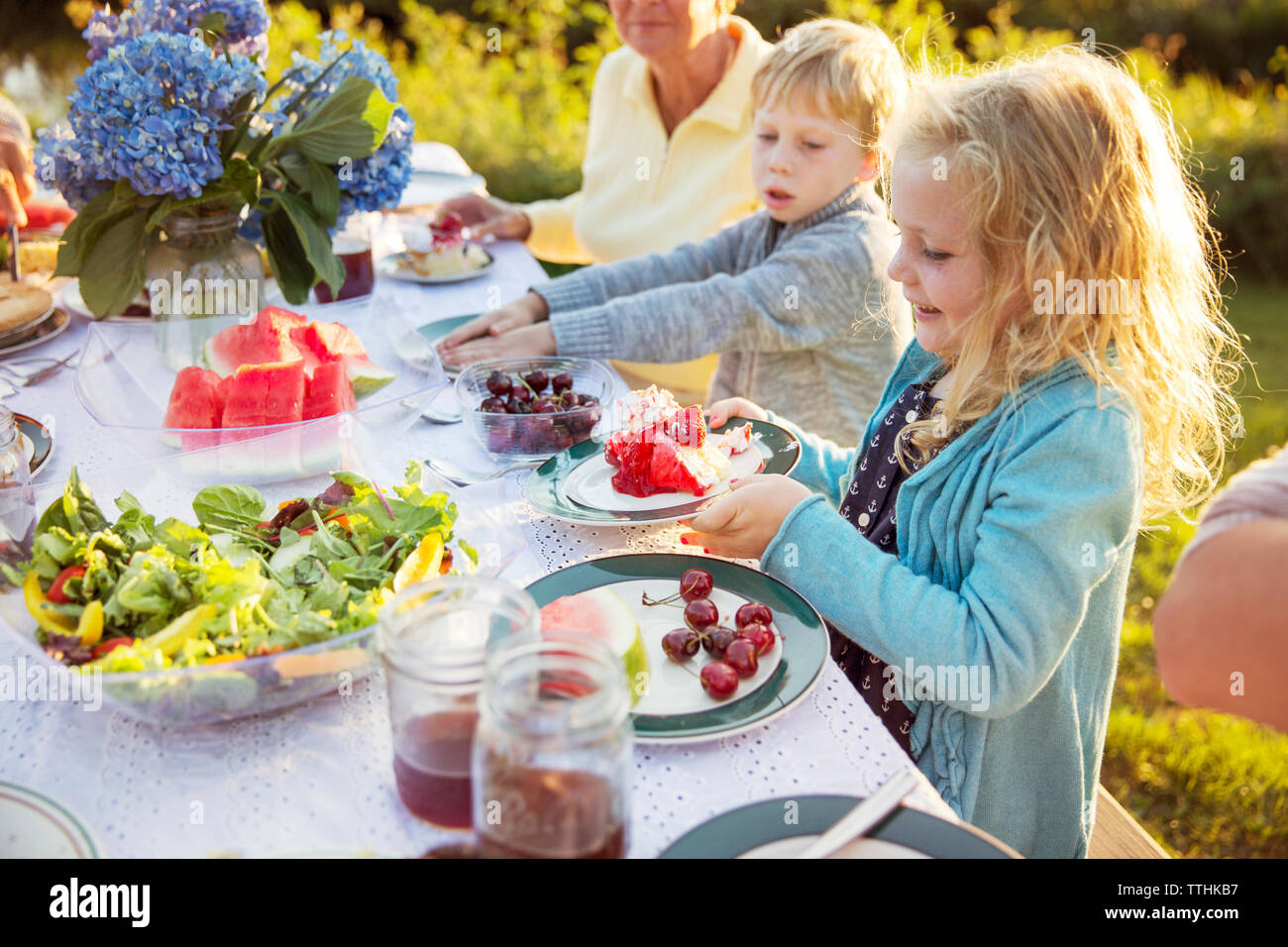 Family picnic table hi-res stock photography and images - Alamy