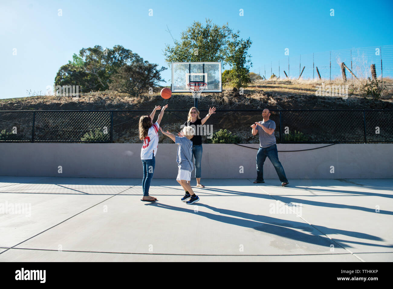 Family playing basketball hi-res stock photography and images - Alamy