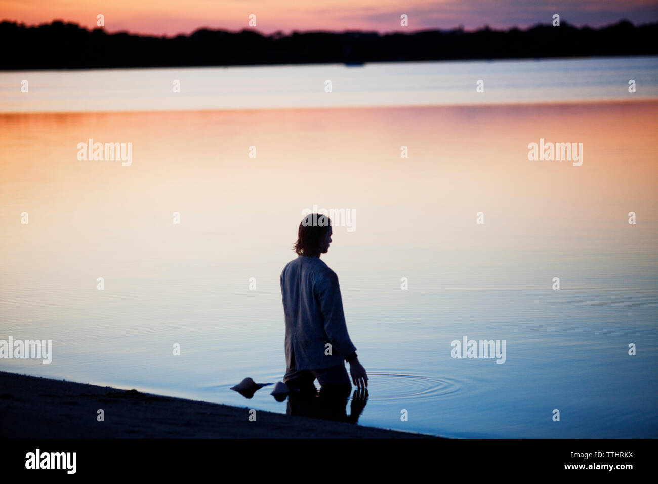 Man kneeling silhouette hi-res stock photography and images - Alamy