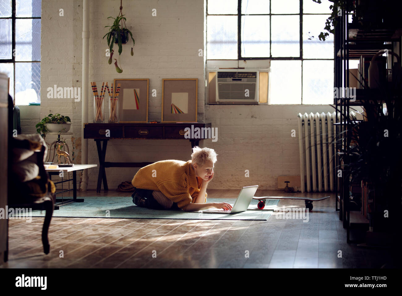 Woman kneeling on floor hi-res stock photography and images - Alamy