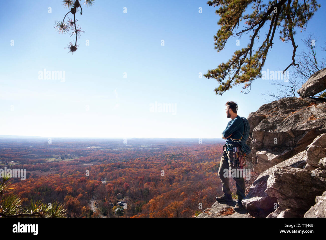 Man standing on the rocks hi-res stock photography and images - Alamy