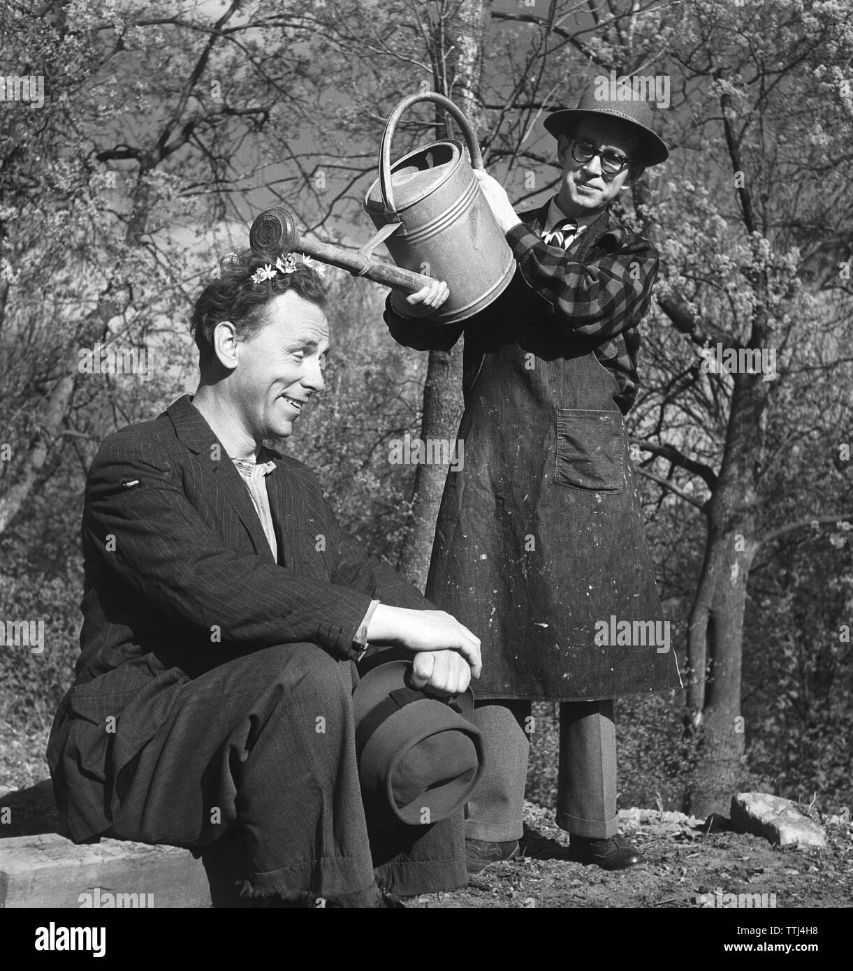 Fun in the 1950s. One man is watering another man. Sweden 1951 Kristoffersson BD30-10 Stock Photo