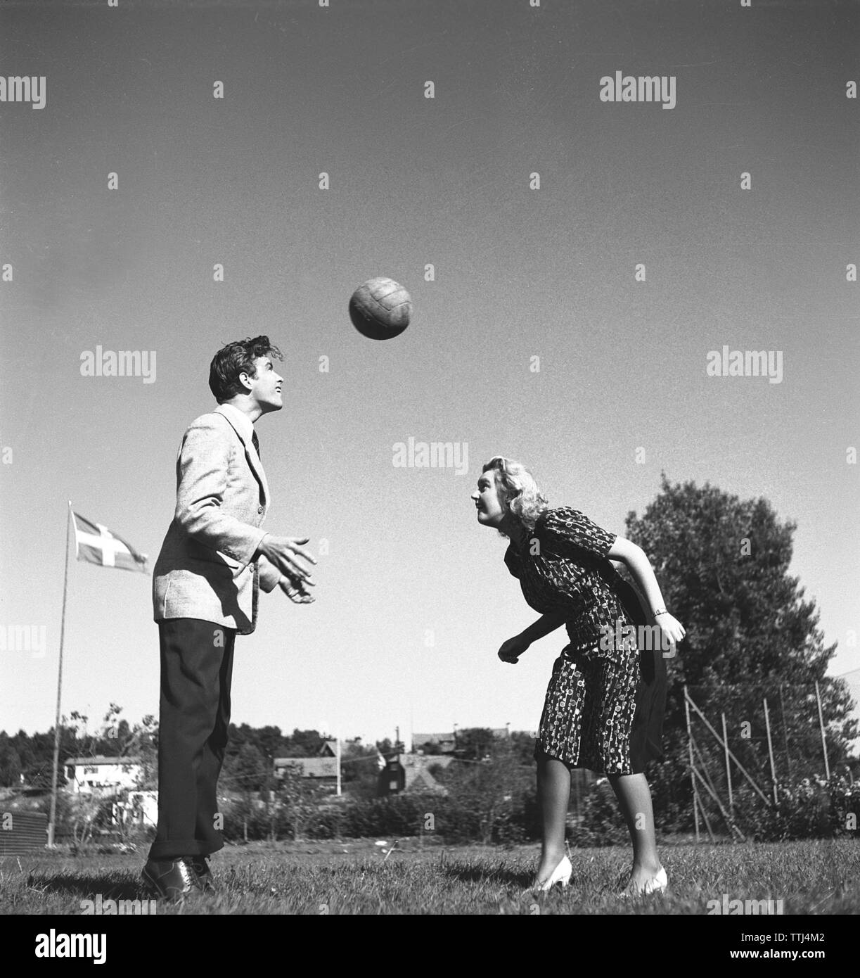 1940s soccer player. A young couple heads the football between them. Sweden 1944 Kristoffersson H54-6 Stock Photo