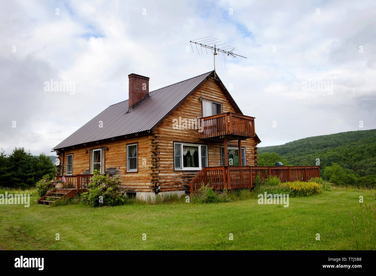 House with sky hi-res stock photography and images - Alamy