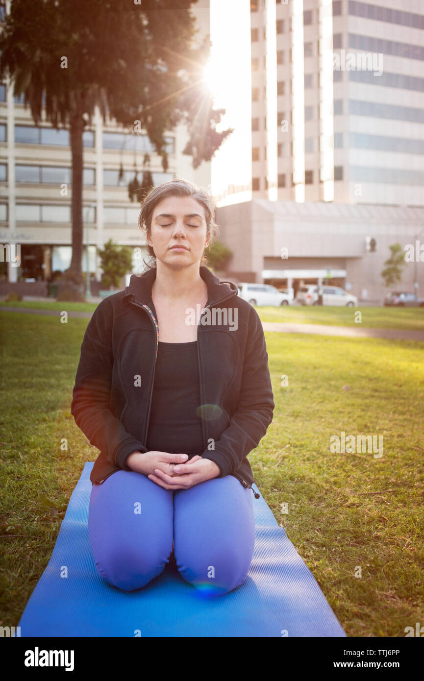 Woman kneeling exercise hi-res stock photography and images - Alamy