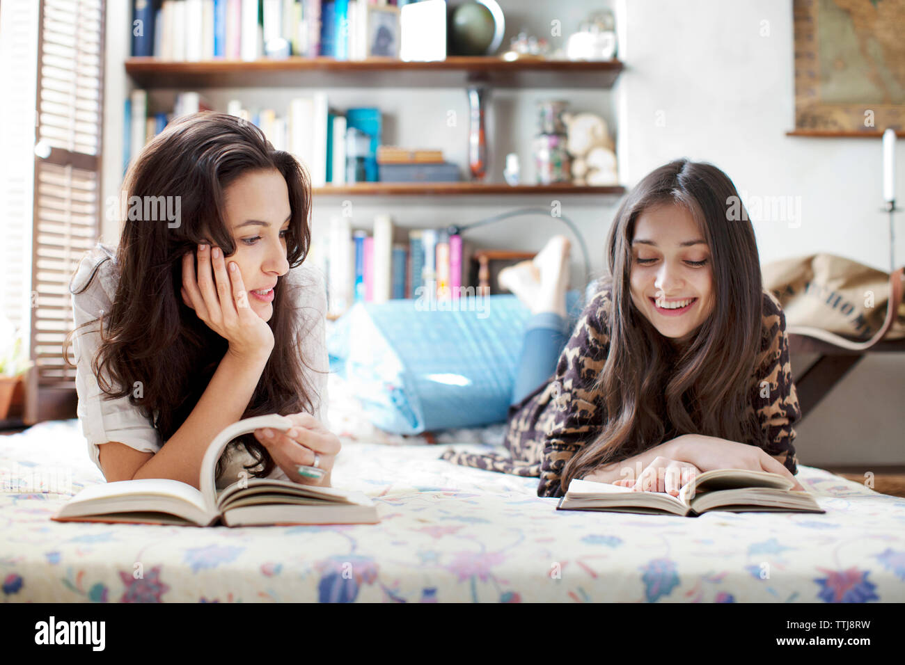 Что любит читать сестра. Чтение под одеялом с мамой. Старшие дети читают младшим. Читай my sisters. Брат читает книгу сестре.