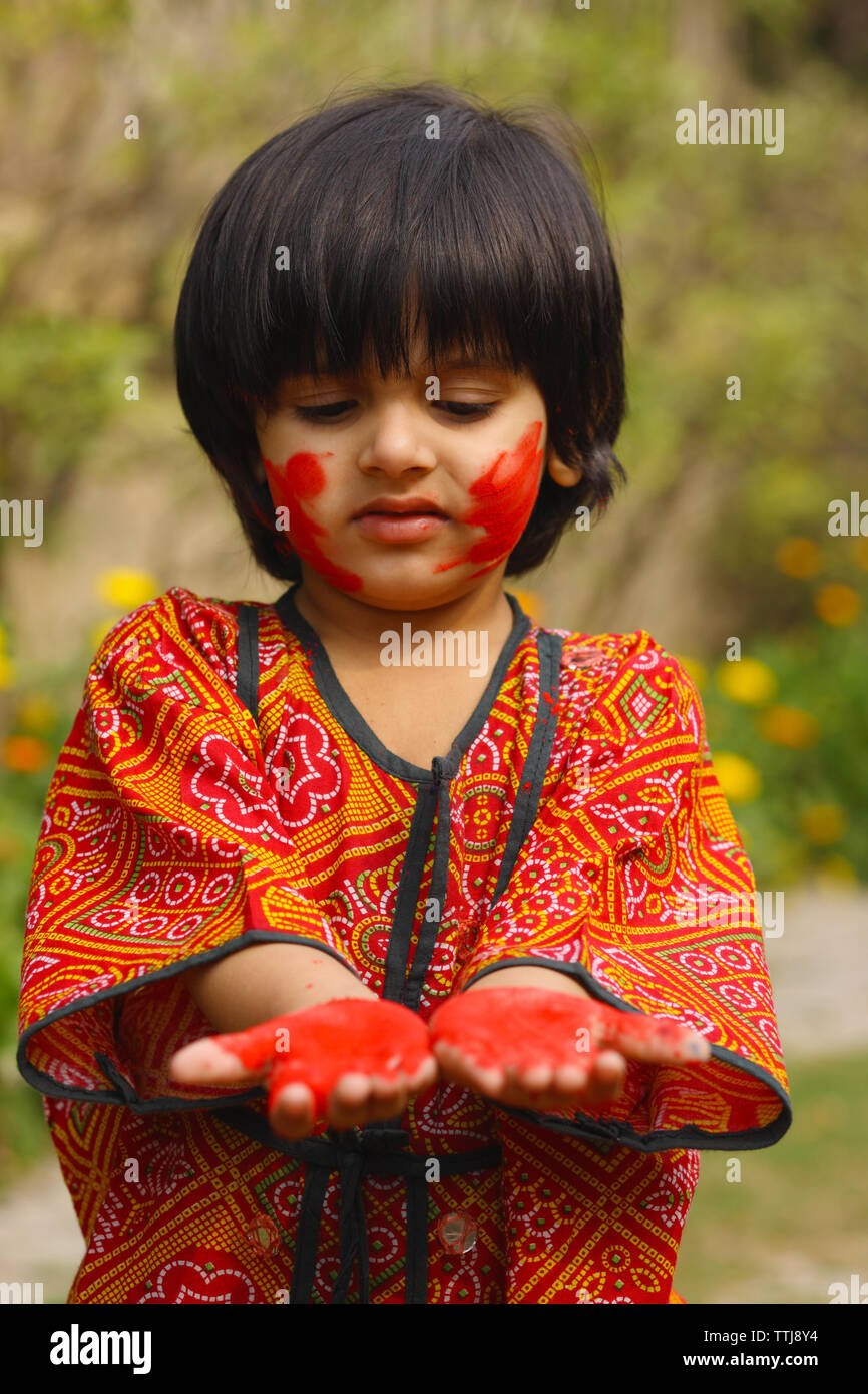 Indian girl celebrating holi festival Stock Photo - Alamy