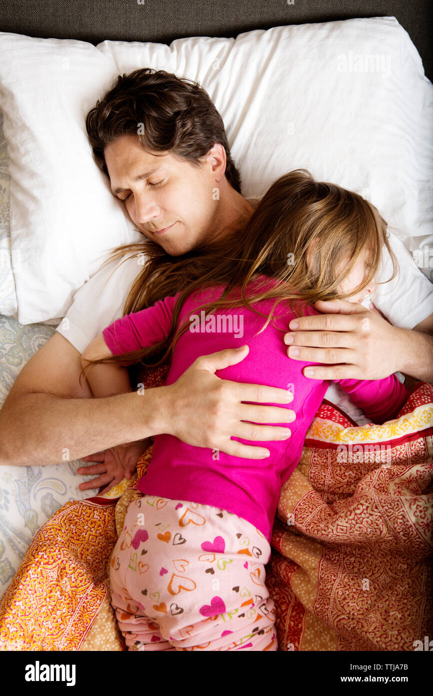 Sleep with father. Father sleeping daughter. Девочка спит с папой. Father slept. Дочь спит со своим отцом.