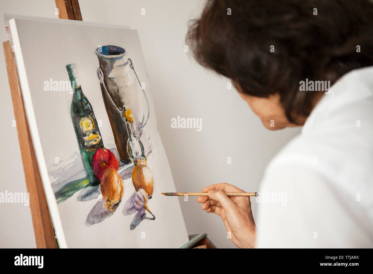 Woman holding painting hi-res stock photography and images - Alamy