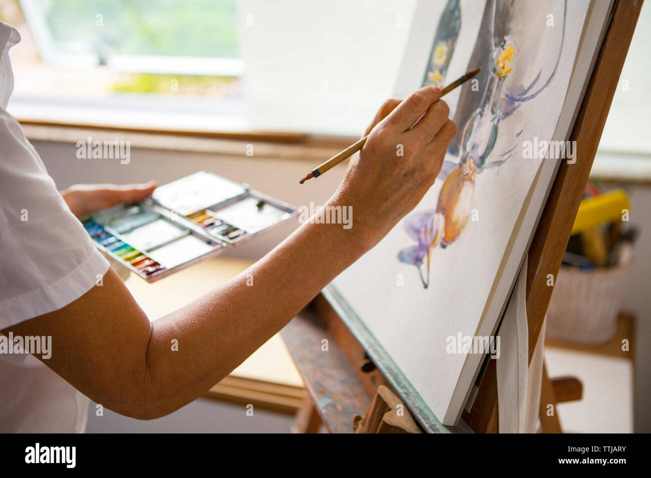 Artist holding painting hi-res stock photography and images - Alamy