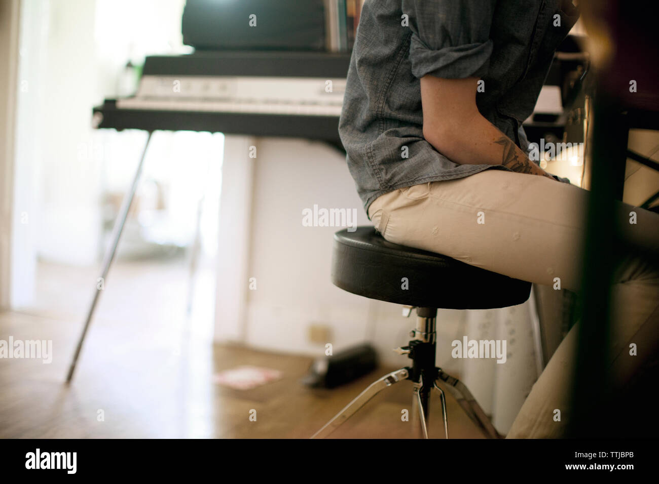 Man sitting on stool hi-res stock photography and images - Alamy