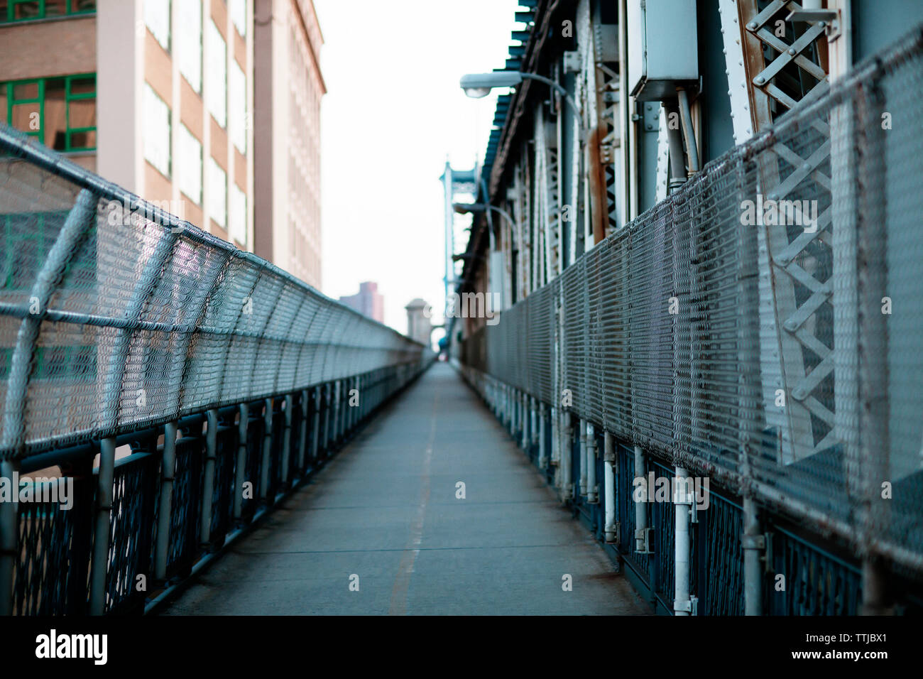 Pedestrian walkway of Manhattan Bridge Stock Photo Alamy