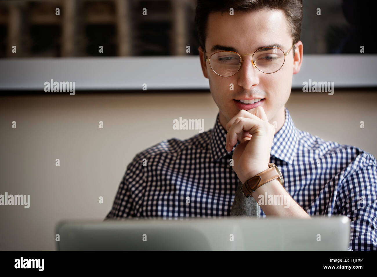 Man laptop at home hi-res stock photography and images - Alamy
