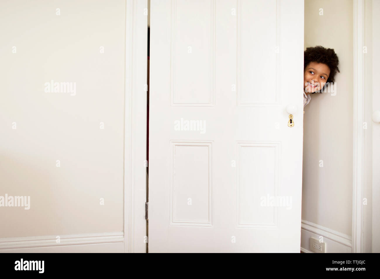 Peeking through door hires stock photography and images Alamy