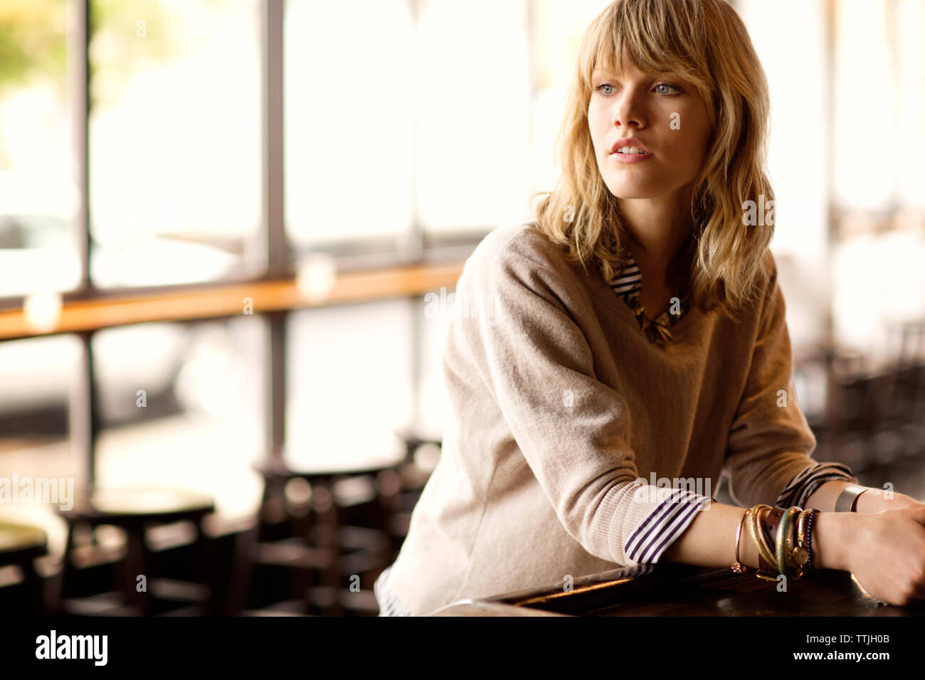 Leaning on the bar hi-res stock photography and images - Alamy