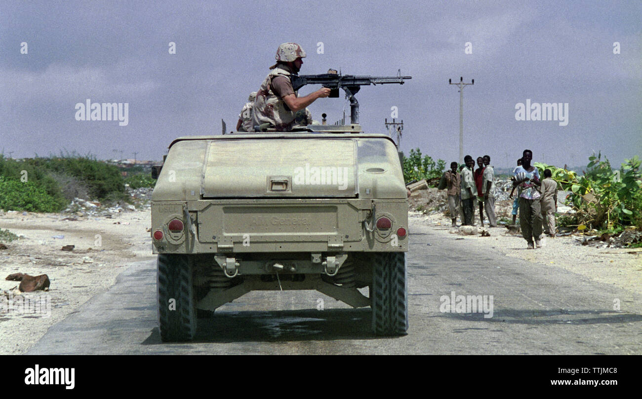5th November 1993 An American soldier mans an M60 machine gun on top of his Humvee as it heads north, towards Mogadishu, Somalia. Stock Photo